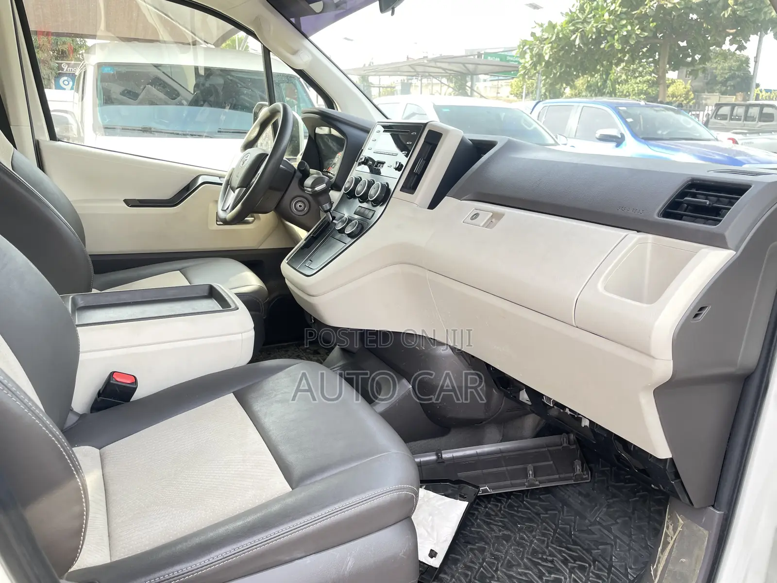 Toyota HiAce 2022 White