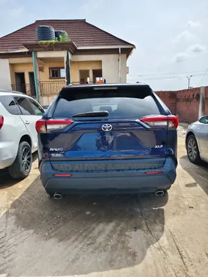Toyota RAV4 XLE Premium 2022 Blue
