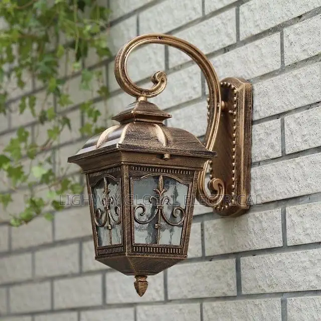 Cast Outdoor Wall Lamp
