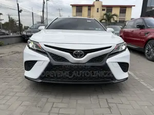 Toyota Camry SE FWD (2.5L 4cyl 8AM) 2018 White