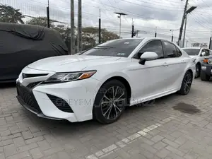 Toyota Camry SE FWD (2.5L 4cyl 8AM) 2018 White