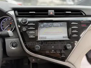 Toyota Camry SE FWD (2.5L 4cyl 8AM) 2018 White