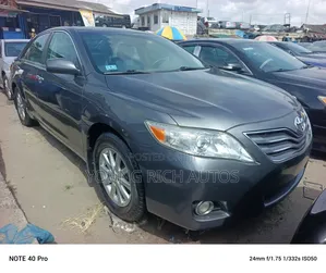 Toyota Camry XLE V6 4dr Sedan (3.5L 6cyl 6A) 2011 Gray