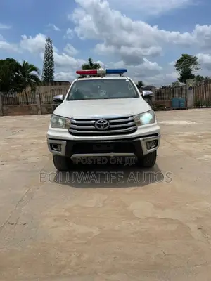 Toyota Hilux Rugged 4x4 2018 White