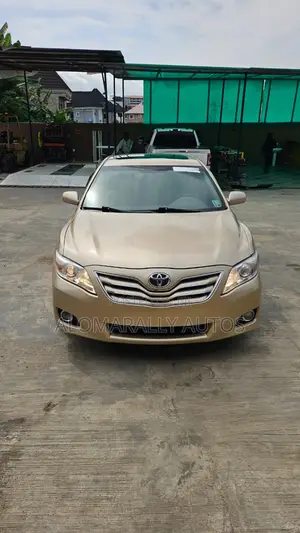 Toyota Camry XLE V6 4dr Sedan (3.5L 6cyl 6A) 2011 Gold