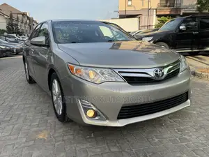 Toyota Camry XLE 4dr Sedan (3.5L 6cyl 6A) 2014 Gold