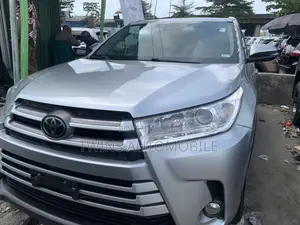 Toyota Highlander XLE 4x4 V6 (3.5L 6cyl 8A) 2017 Silver