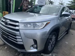 Toyota Highlander XLE 4x4 V6 (3.5L 6cyl 8A) 2017 Silver