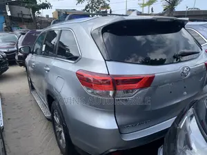 Toyota Highlander XLE 4dr SUV AWD (3.5L 6cyl 6A) 2015 Silver