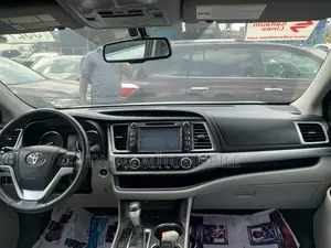 Toyota Highlander XLE 4dr SUV AWD (3.5L 6cyl 6A) 2015 Silver