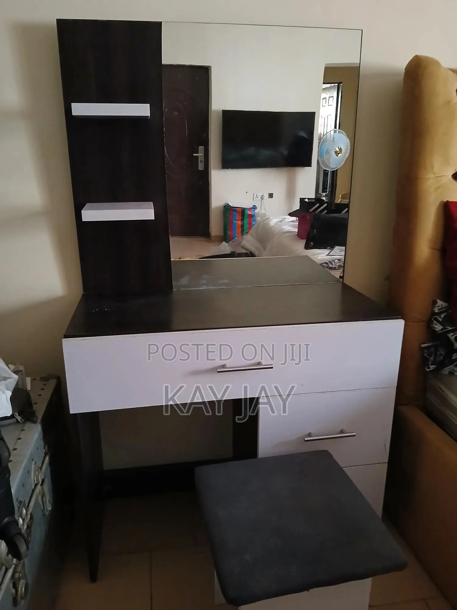 Modern Dressing Table With Mirror Stool
