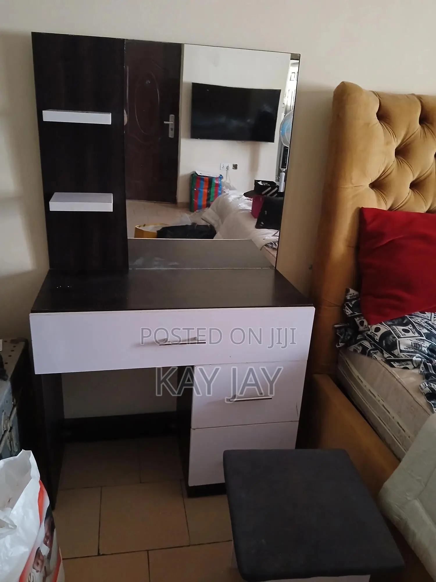 Modern Dressing Table With Mirror Stool