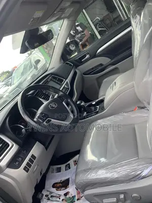 Toyota Highlander XLE 4x4 V6 (3.5L 6cyl 8A) 2017 Silver