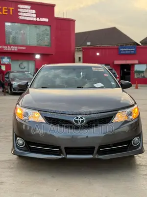 Toyota Camry SE 4dr Sedan (2.5L 4cyl 6A) 2013 Gray