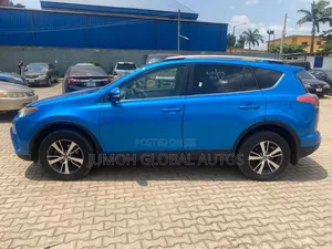 Toyota RAV4 XLE AWD (2.5L 4cyl 6A) 2017 Blue