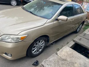 Toyota Camry XLE 4dr Sedan (2.5L 4cyl 6AM) 2010 Gold
