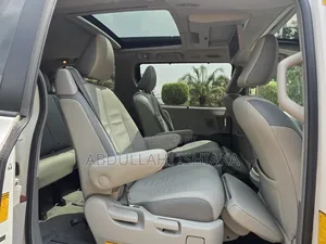 Toyota Sienna Limited 7-Passenger 4dr Minivan AWD (3.5L 6cyl 6A) 2014