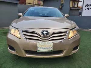 Toyota Camry LE 4dr Sedan (2.5L 4cyl 6AM) 2010 Gold