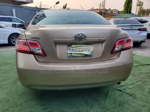 Toyota Camry LE 4dr Sedan (2.5L 4cyl 6AM) 2010 Gold