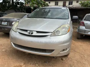 Toyota Sienna LE 2009 Silver