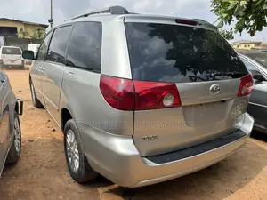 Toyota Sienna LE 2009 Silver