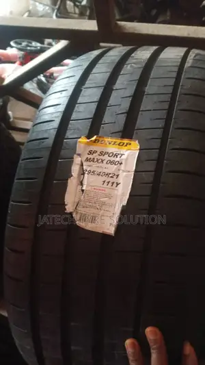 295/40/21 Dunlop Tyre