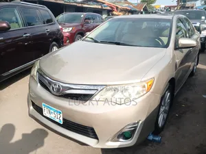Toyota Camry XLE V6 4dr Sedan (3.5L 6cyl 6A) 2013 Gold