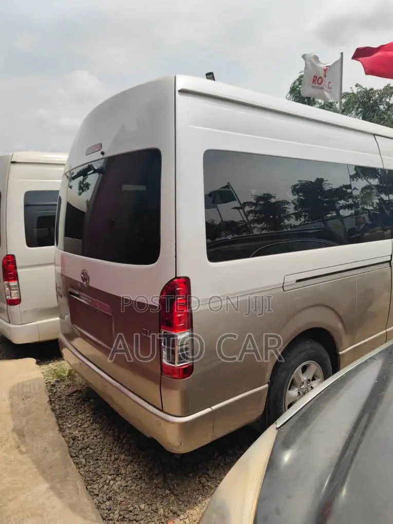 Toyota HiAce 2013 White