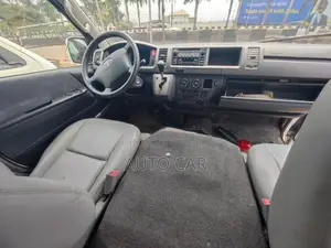Toyota HiAce 2013 White