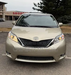 Toyota Sienna XLE 8 Passenger (3.5L 6cyl 6A) 2016 Gold