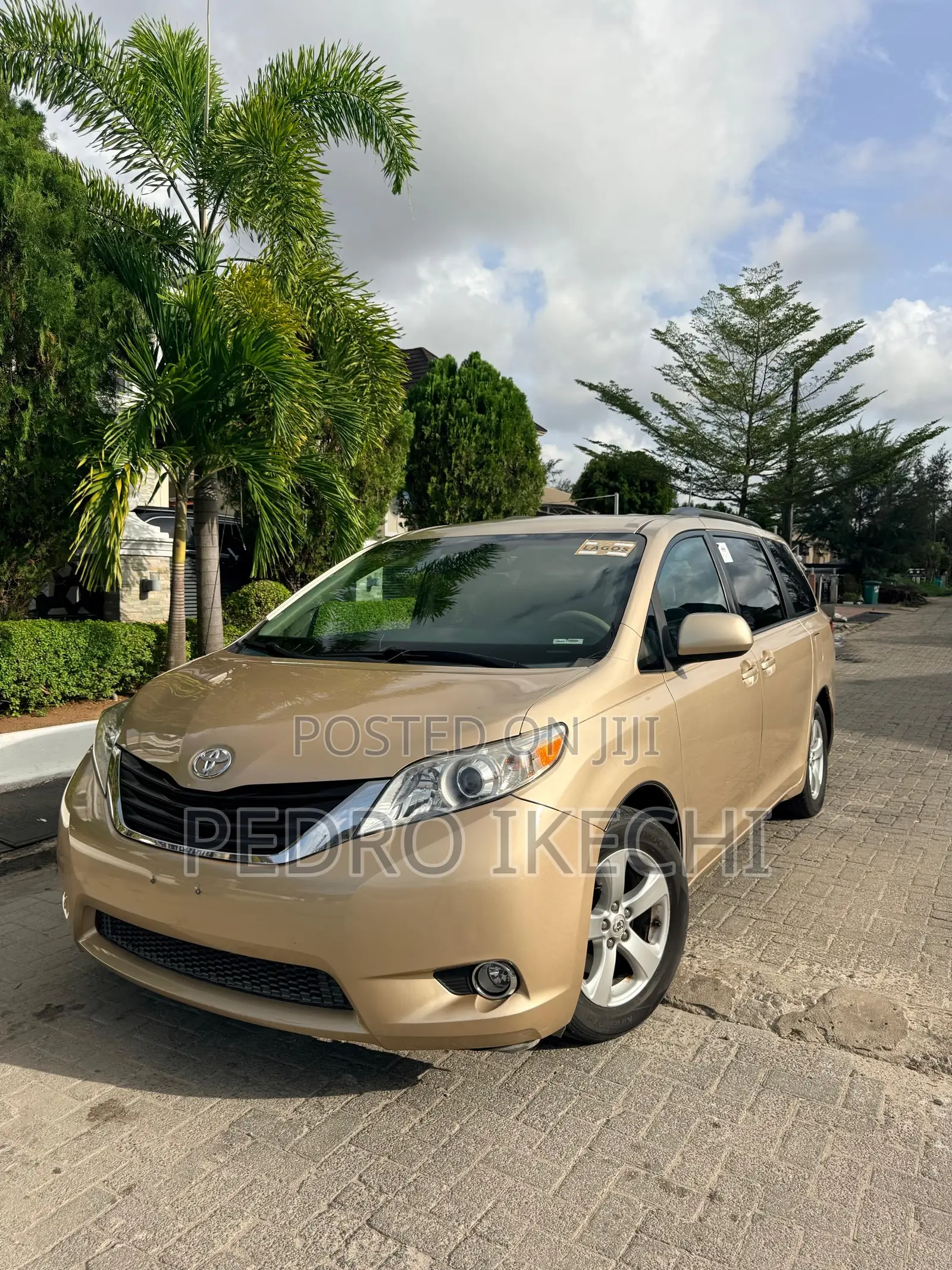 Toyota Sienna LE 7 Passenger Mobility 2012 Gold