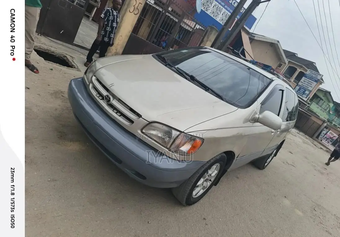 Toyota Sienna 2001 Silver