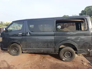 Toyota HiAce 2015 Black