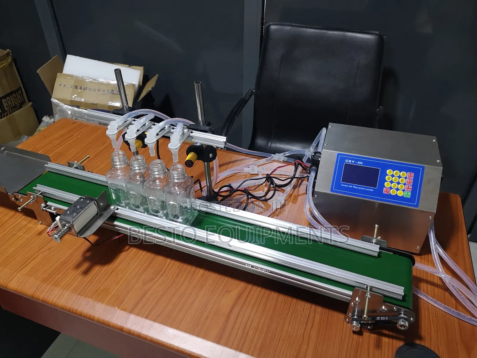 Automatic 4 Nozzle Digital Liquid Filling Machine With Conveyor.
