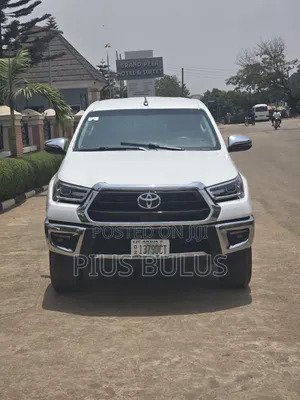 Toyota Hilux 2021 White