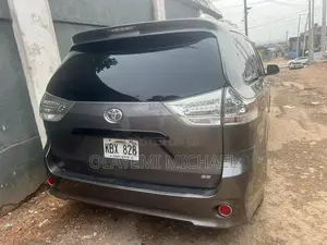 Toyota Sienna SE FWD 8-Passenger 2013 Brown