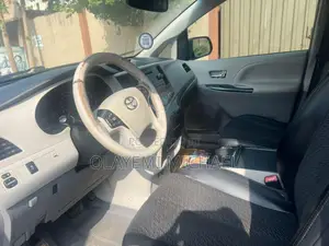 Toyota Sienna SE FWD 8-Passenger 2013 Brown