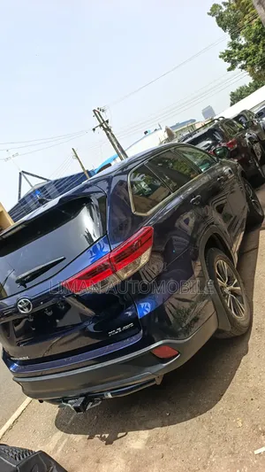 Toyota Highlander XLE V6 4x4 (3.5L 6cyl 6A) 2016