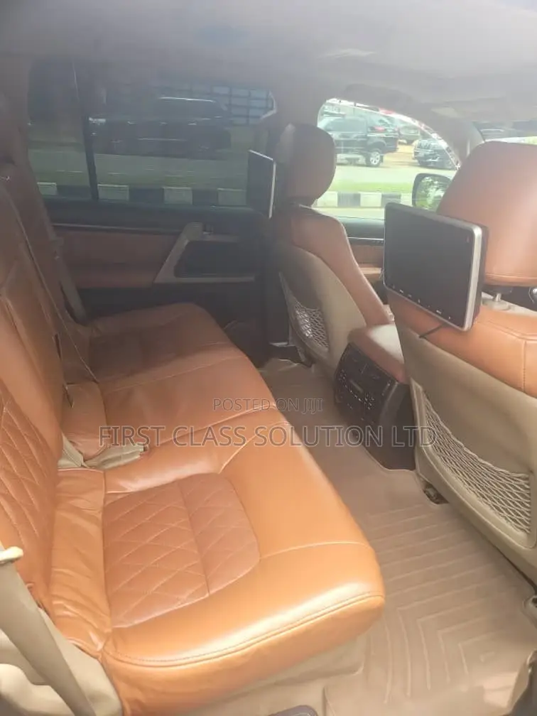 Toyota Land-Cruiser for Hire