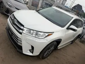 Toyota Highlander XLE 4x4 V6 (3.5L 6cyl 8A) 2017 White