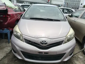 Toyota Yaris LE Hatchback 5dr 2013 Gray