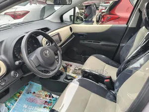 Toyota Yaris LE Hatchback 5dr 2013 Gray