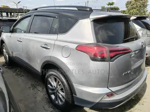Toyota RAV4 Limited FWD (2.5L 4cyl 6A) 2017 Silver