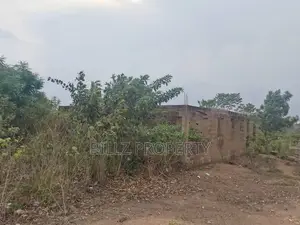 A Complete Full Plot of Land Consists of a 3 Bedrom on a Linted Level