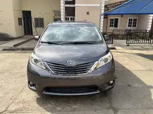 Toyota Sienna XLE AWD 7-Passenger 2013 Gray