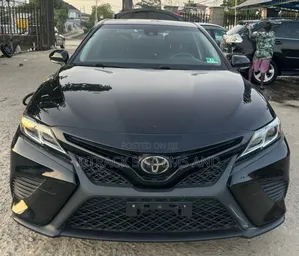 Toyota Camry SE FWD (2.5L 4cyl 8AM) 2018 Black