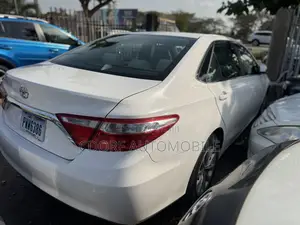 Toyota Camry LE 4dr Sedan (2.5L 4cyl 6A) 2015 White