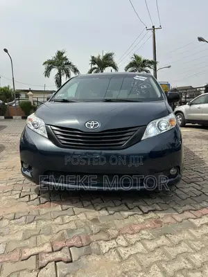 Toyota Sienna 2014 Blue