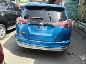 Toyota RAV4 SE FWD (2.5L 4cyl 6A) 2017 Blue