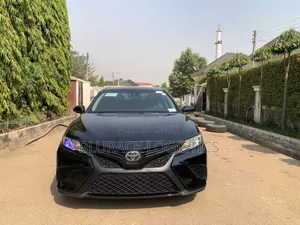Toyota Camry SE FWD (2.5L 4cyl 8AM) 2018 Black